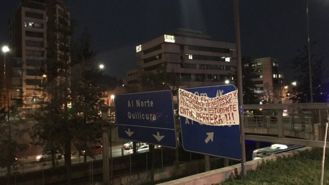 Estudiantes de la U. Iberoamericana protestan contra general de Carabineros