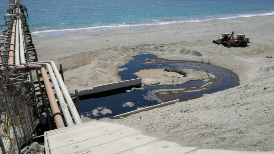 Municipio anunció acciones legales por derrame de hidrocarburos en playa de Mejillones