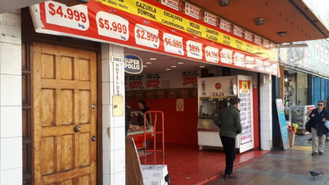 Decomisan más de 160 kilos de carne vencida desde local en pleno centro de Antofagasta