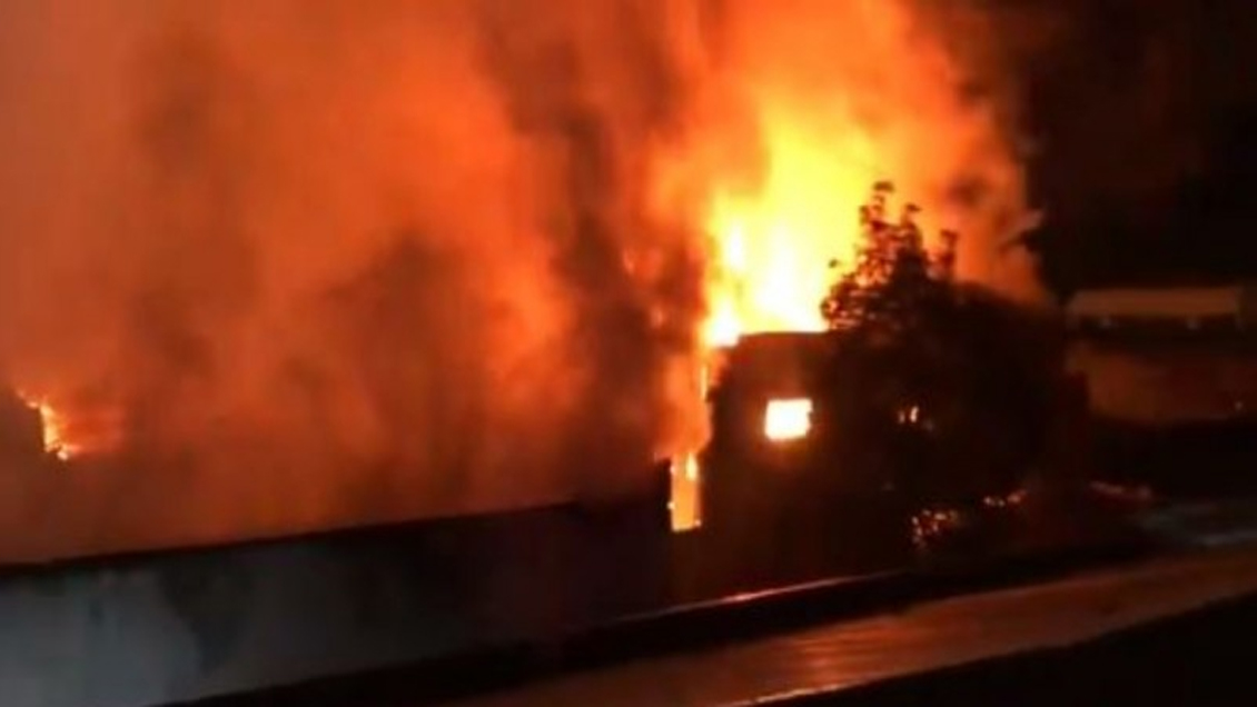 Incendio afectó a locales comerciales y un liceo en Temuco