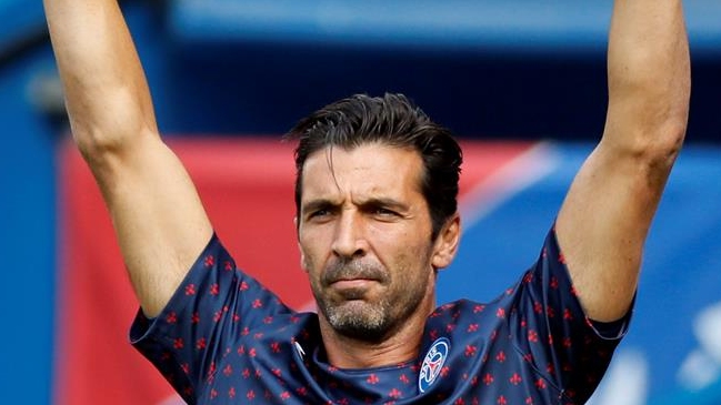 Gianluigi Buffon fue sorprendido fumando en las calles de París