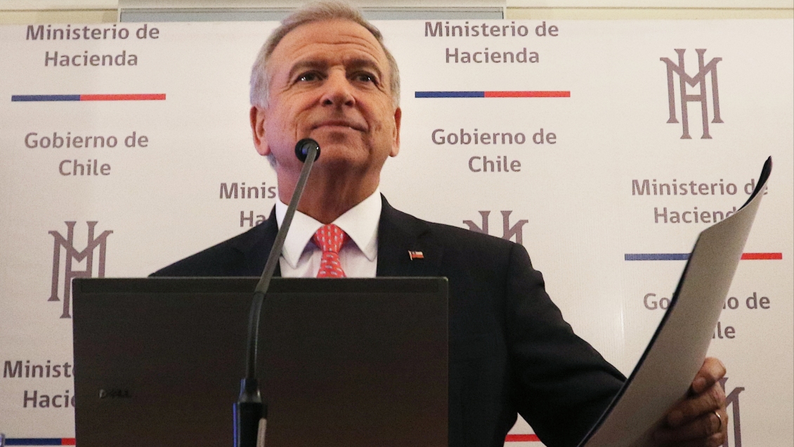 Ministro de Hacienda acusa política de trinchera desde la oposición