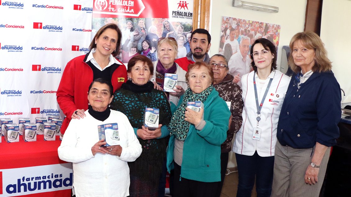Adultos mayores de Peñalolén recibieron gratuitamente tomadores de presión