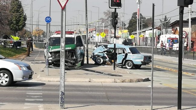 Furgón de Carabineros protagonizó accidente que dejó tres heridos