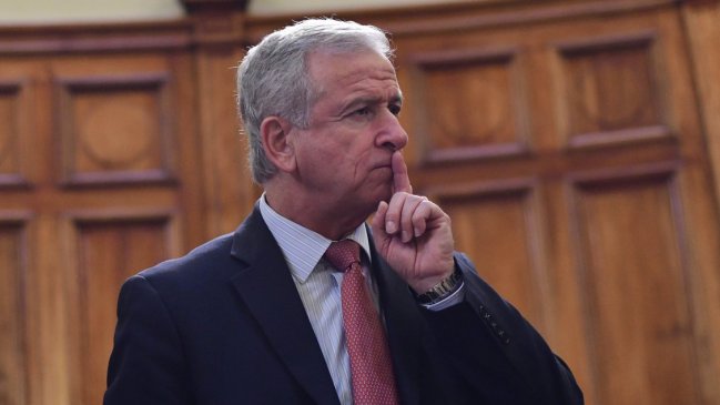 Oposición cuestionó a ministro Larraín por viaje al extranjero en medio de 