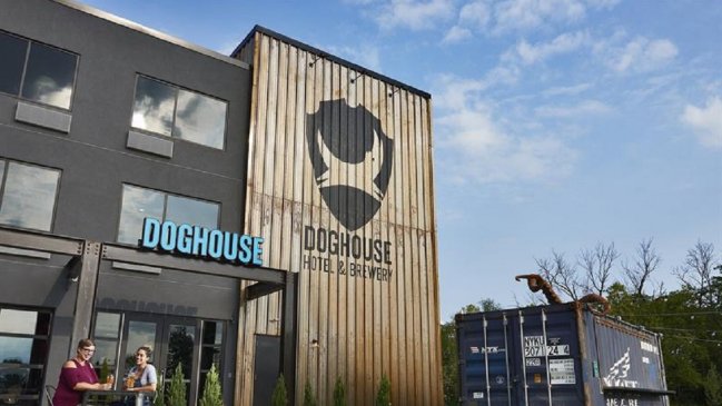 Abren hotel que permite llenar la tina con cerveza y disfrutar masajes con cebada