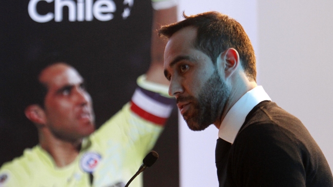 Claudio Bravo bromeó con un seguidor y envió cariñoso saludo a un niño en Twitter