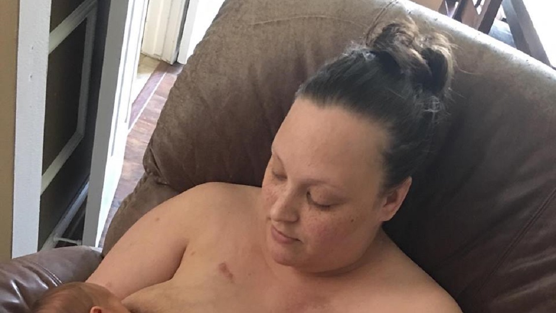 Mujer amamantando a su hijo tras una mastectomía conmovió a redes sociales