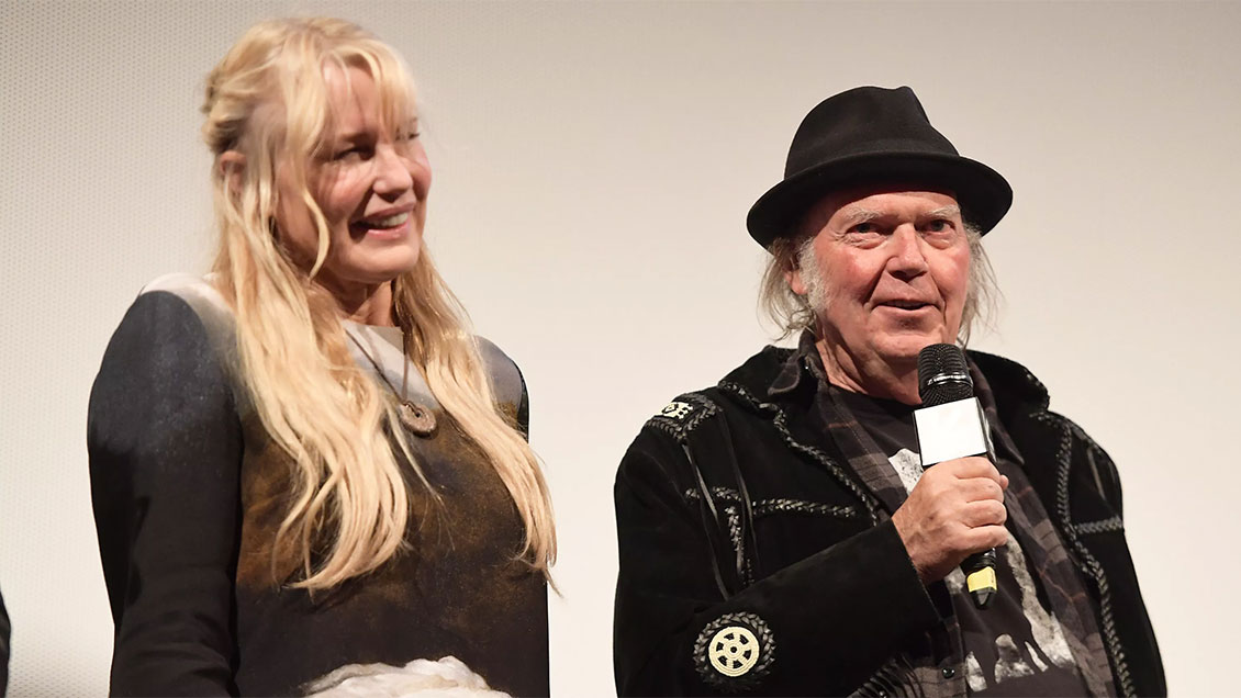 Neil Young y Daryl Hannah se casaron en secreto en California