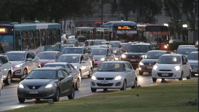 Este viernes terminó restricción permanente a catalíticos en Santiago: Hubo 24 mil multas