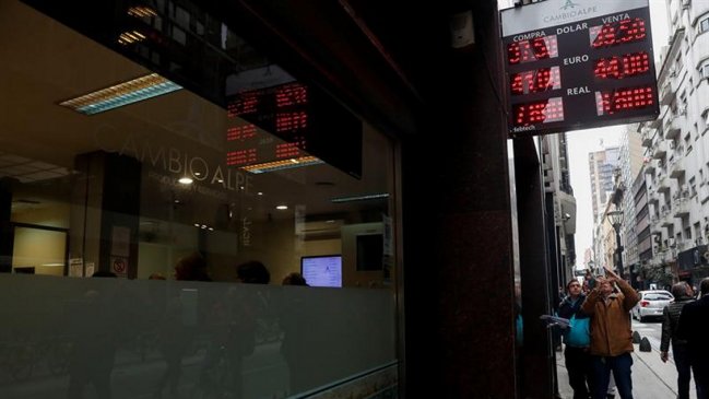 Argentina subió los tipos de interés por el imparable desplome del peso