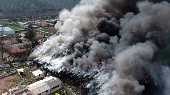 Los esfuerzos para apagar el gran incendio que afecta a Maipú