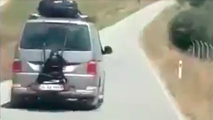   Hombre fue detenido por trasportar a hija en el portabicicletas de su vehículo 