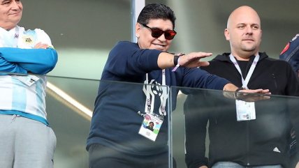   Maradona se subió al techo de un auto y cantó con hinchas en aparente estado de ebriedad 