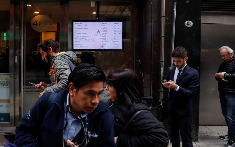 La semana negra para el peso argentino: Se desplomó un 21 por ciento