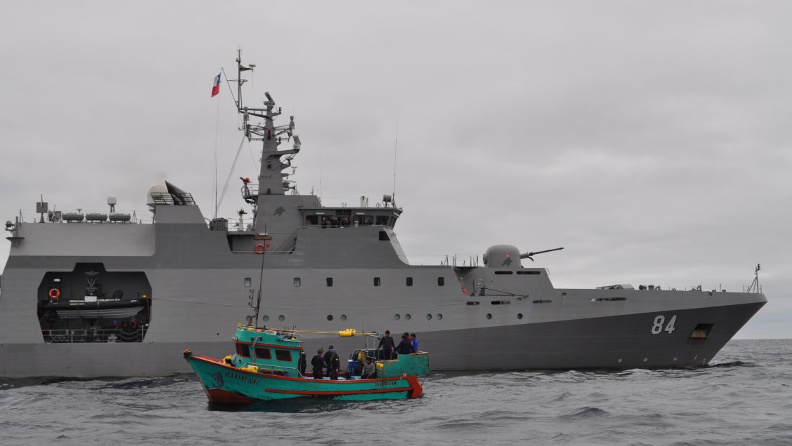 Armada capturó a embarcación peruana sorprendida pescando en aguas chilenas