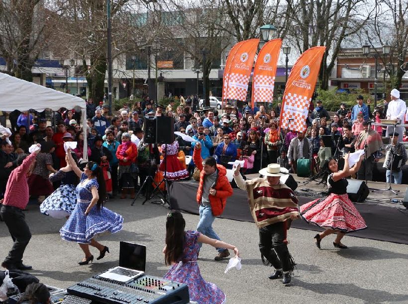 Los Rios: Multitudinario pie de cueca abre las celebraciones patrias en Valdivia