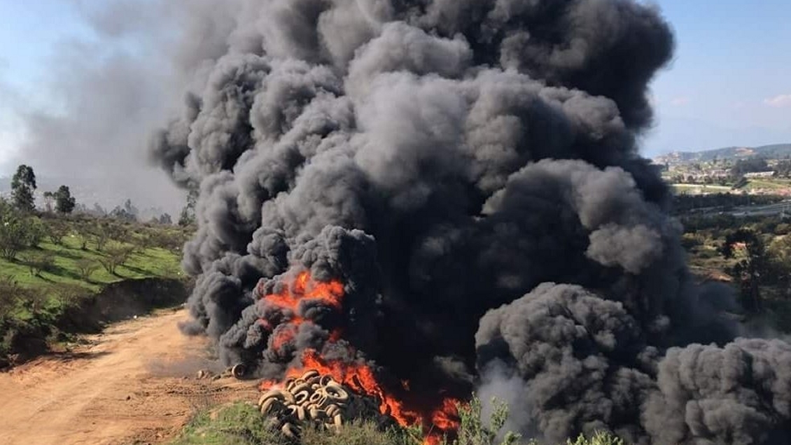 Reportan un incendio en acopio de neumáticos en Villa Alemana