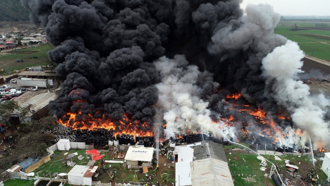 Gobierno comenzó búsqueda de los responsables de incendio en acopio de neumáticos de Maipú