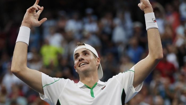 John Isner sigue con vida en el US Open tras vencer a Raonic y acceder a cuartos