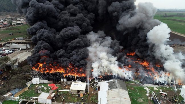 Gobierno comenzó búsqueda de los responsables de incendio en acopio de neumáticos de Maipú