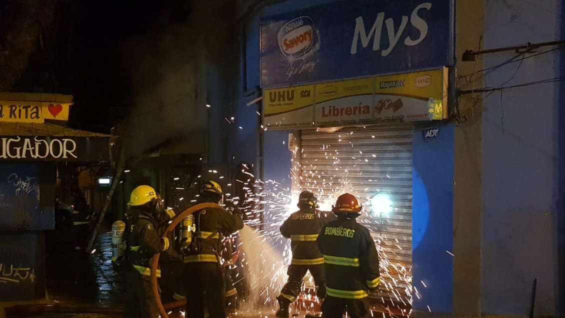 Incendio afecta a cuatro locales comerciales de Limache