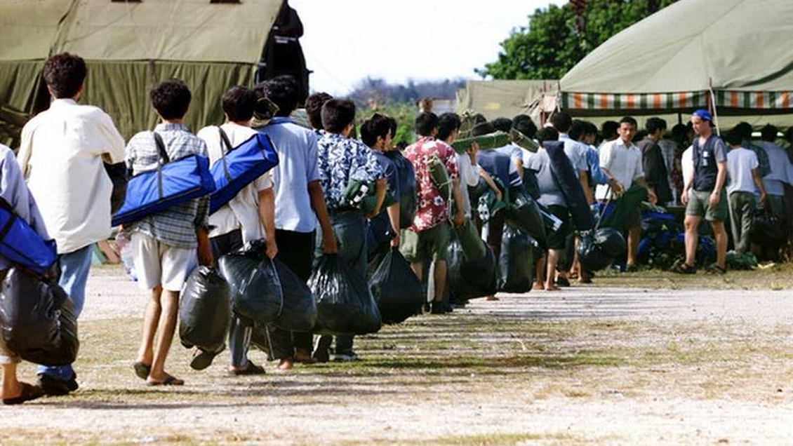 Niños refugiados retenidos por Australia intentaron suicidarse