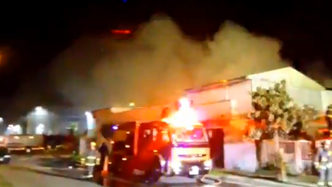 Bomberos trabaja en incendio que afecta a viviendas y taller mecánico en Rancagua