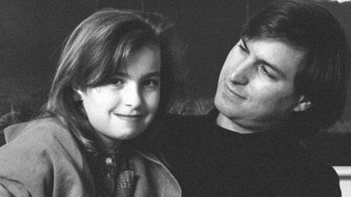 Hija de Steve Jobs reveló que su padre la obligaba a mirar cuando tenía sexo