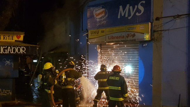 Incendio afecta a cuatro locales comerciales de Limache