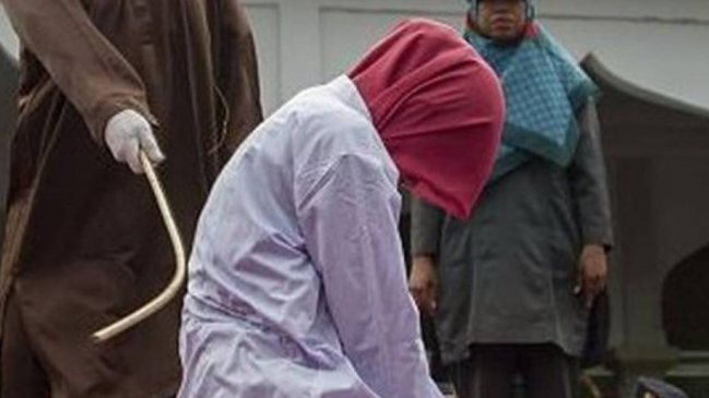 Mujeres fueron azotadas tras ser sorprendidas teniendo sexo en Malasia