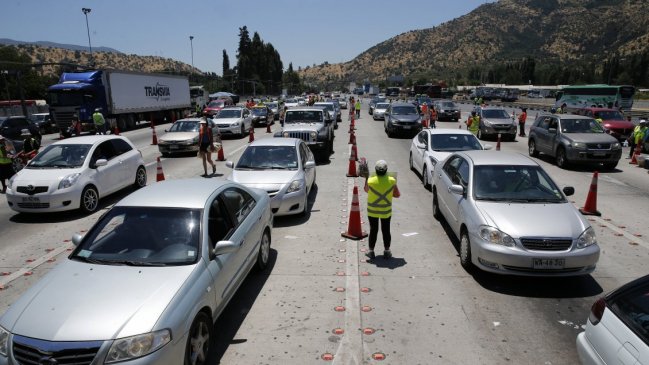 Fiestas Patrias: Se espera que 120 mil vehículos salgan de Santiago por el peaje Angostura
