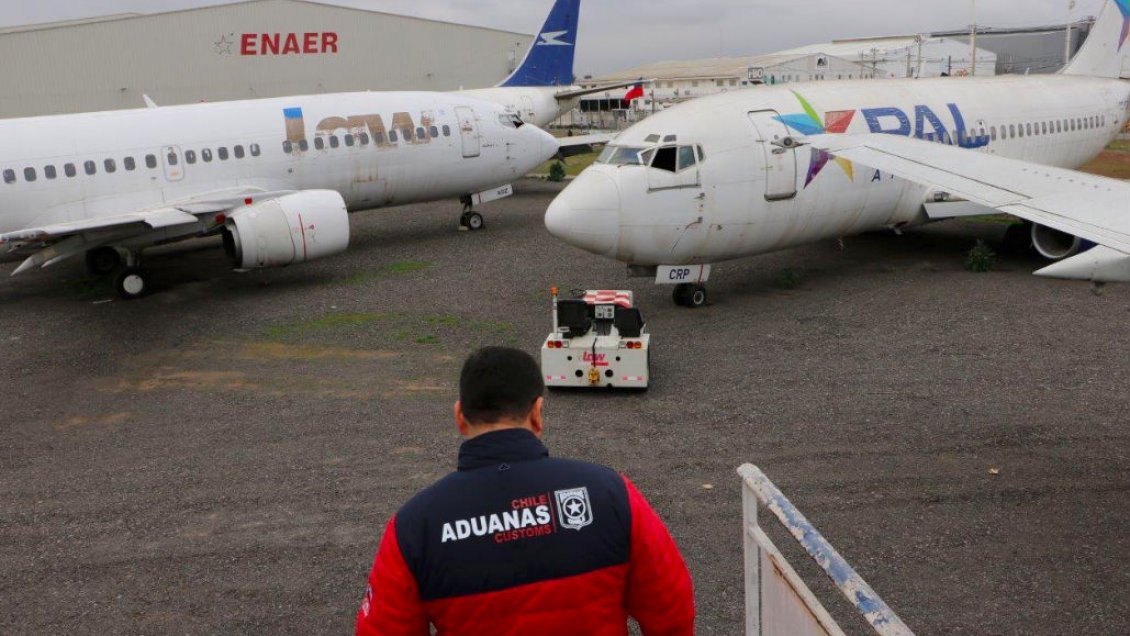 Avión rematado por Aduanas se convertirá en una sala de cine móvil