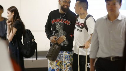 ¡Ojo con la pinta del Rey! Arturo Vidal llegó a Japón para integrarse a la Roja