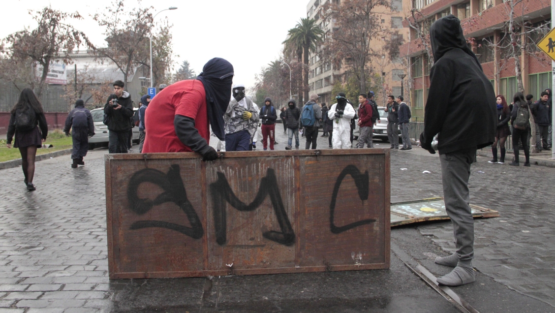 Estudiantes realizaron disturbios durante protesta en las afueras del Liceo Darío Salas