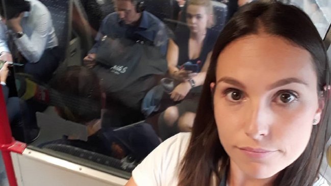 Indignante imagen: Mujer tuvo que amamantar de pie porque nadie quiso darle el asiento