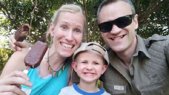 Familia de científico lucha por su vida tras brutal ataque de una jirafa