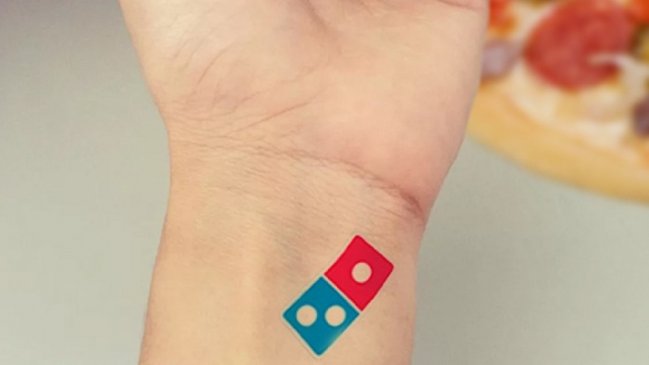 Cadena ofreció 100 años de pizza gratis a todos los que se tatuaran su logo