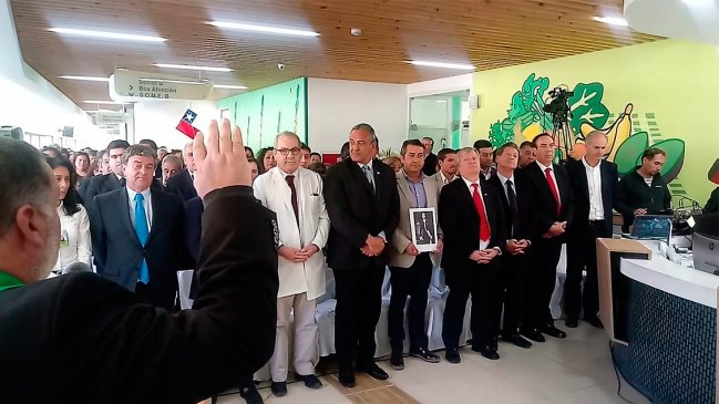 Diputado llegó con imagen de Frei Montalva a actividad con subsecretario Luis Castillo