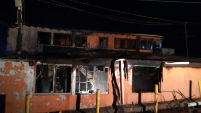 Valparaíso: Incendio destruyó oficinas de terminal de microbuses en Cerro Los Placeres
