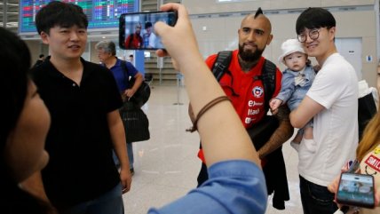 Arturo Vidal fue el más solicitado por los hinchas en la llegada de la Roja a Corea del Sur