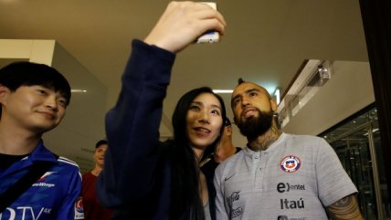 El plantel de la Roja compartió con hinchas locales en Corea durante su tarde libre