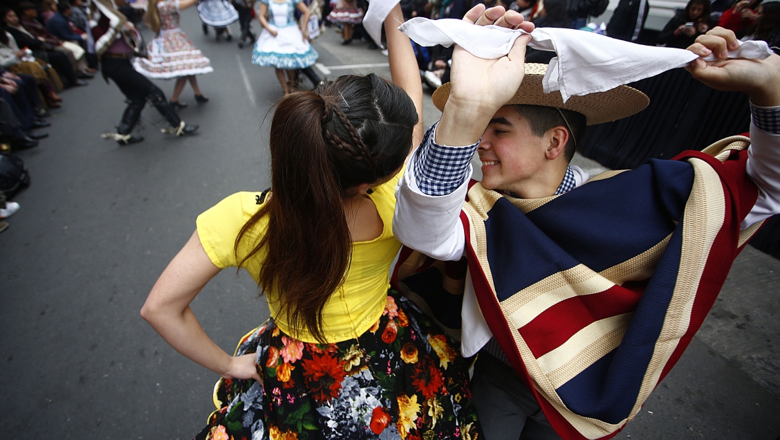 Carabineros multó a pareja por bailar cueca en Estación Central