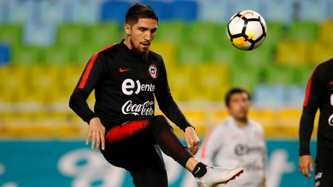 Diego Valdés ofreció disculpas por polémico gesto en fotografía junto a hincha coreano