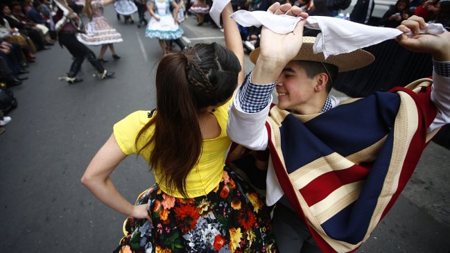 Carabineros multó a pareja por bailar cueca en Estación Central
