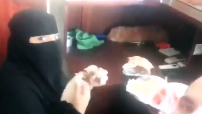 Hombre fue detenido por desayunar con compañera de trabajo en Arabia Saudita
