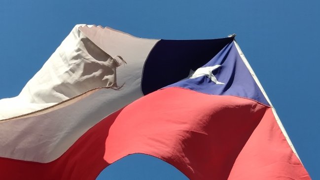 Proyecto de ley busca que izar la bandera nacional sea obligatorio en cuatro días