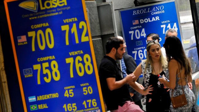 Dólar supera los 700 pesos por primera vez en más de dos años