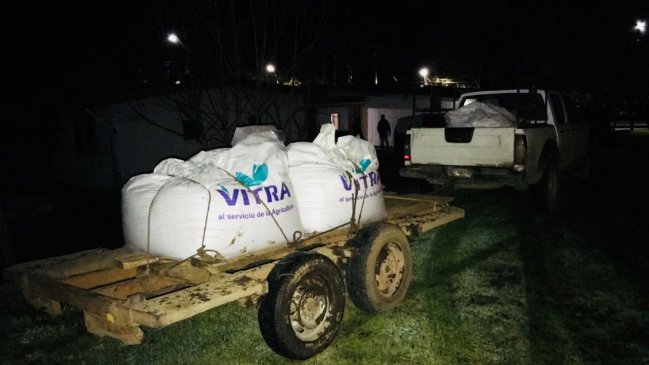 Carabineros detuvo a cuatro personas que huían con sacos de fertilizante