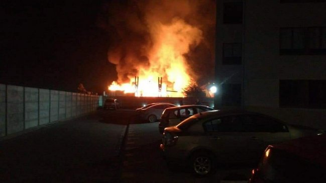 Incendio afectó a bodegas de constructora en el Barrio Norte de Concepción